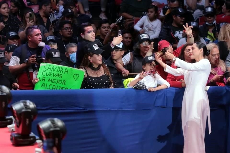 Con el tema 'Eye of the Tiger', Sandra Cuevas ingresó a la Arena México, entre pirotecnia.