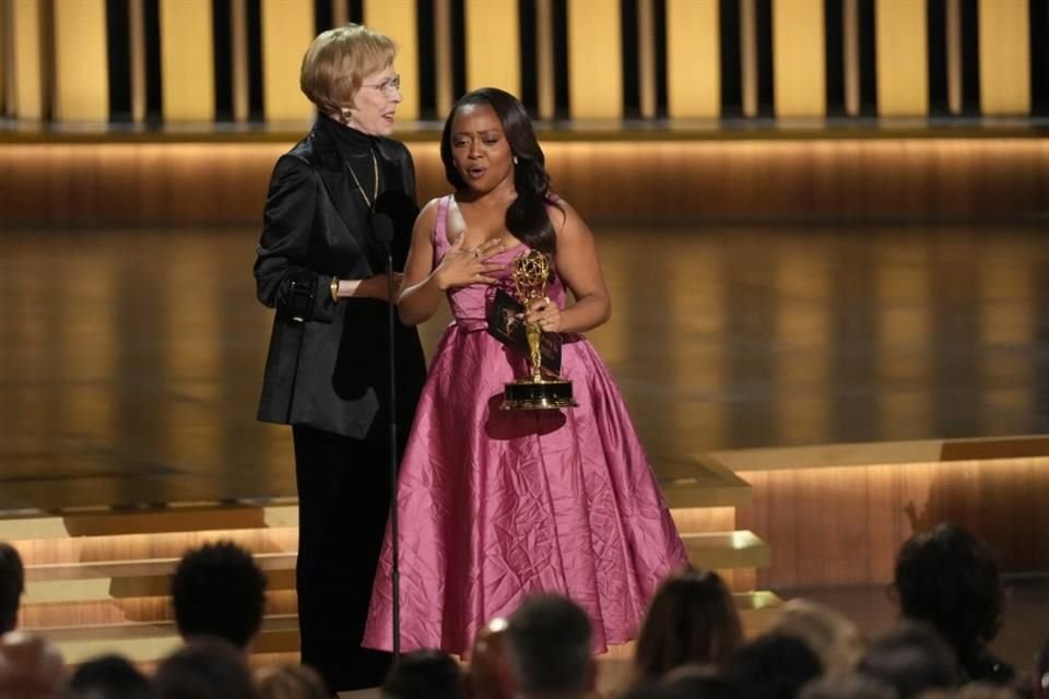 Carol Burnett, izquierda, le entrega el premio de mejor actriz de comedia a Quinta Brunson por 'Abbott Elementary'.
