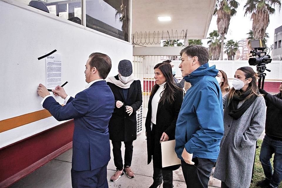 El regidor Javier González de MC pegó ayer una notificación en la Refinería. Lo observan el Secretario Alfonso Martínez y la emecista Lorenia Canavati.