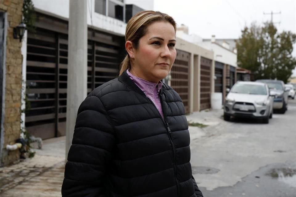 Magaly Vázquez, vecina de la Colonia San Moisés, aseguró que la contaminación le causa estornudo y picor.