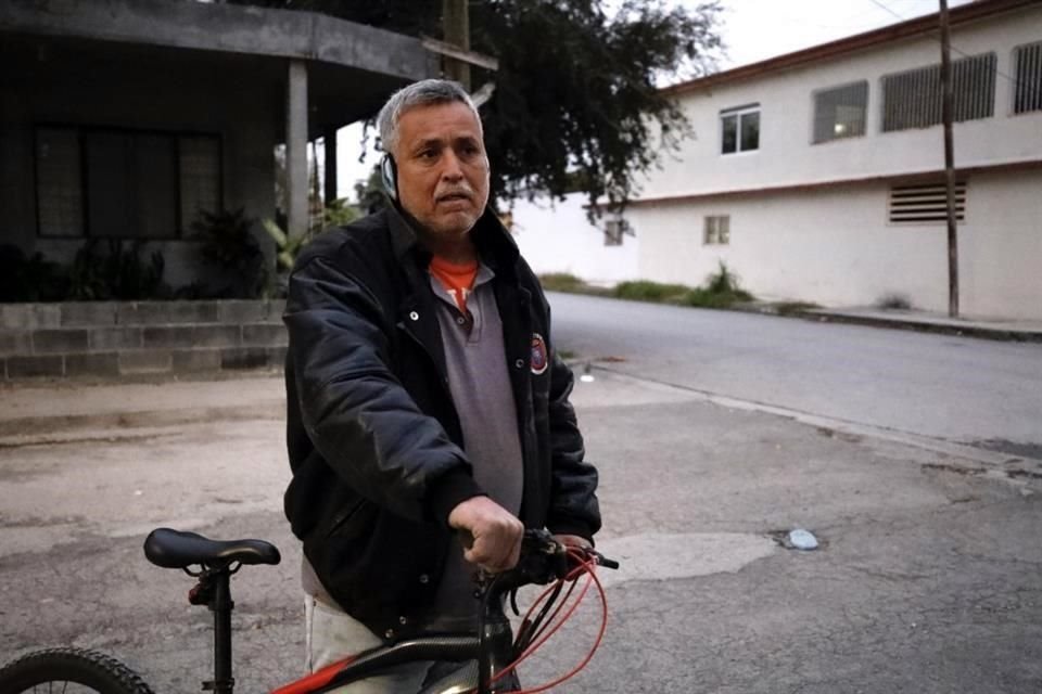 Simón Mireles, vecino de la Colonia Lázaro Cárdenas, dijo que el olor por la Refinería es muy fuerte.