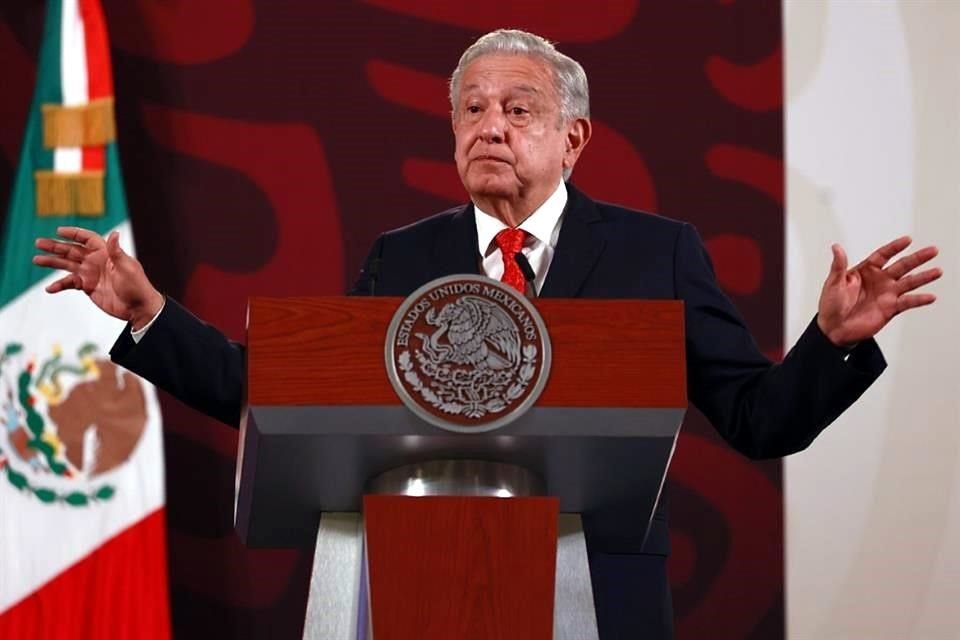 AMLO durante conferencia mañanera en Palacio Nacional.