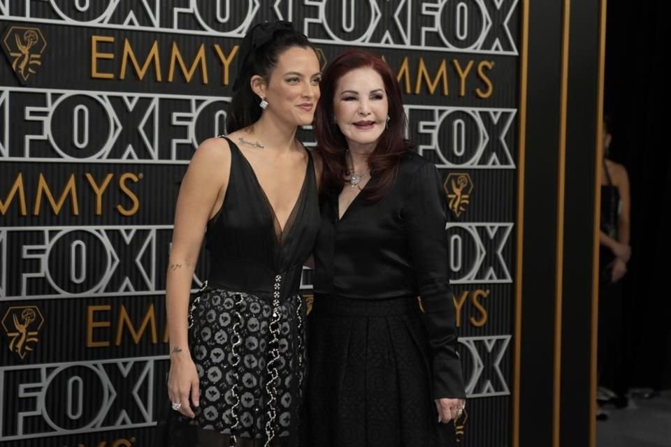 Ambas famosas lucieron sonrientes durante la gala, además demostraron compañerismo al posar abrazadas frente a las cámaras.