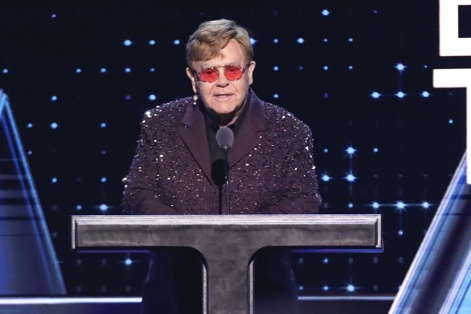 Elton John alcanzó el estatus de EGOT al obtener su primer Emmy.