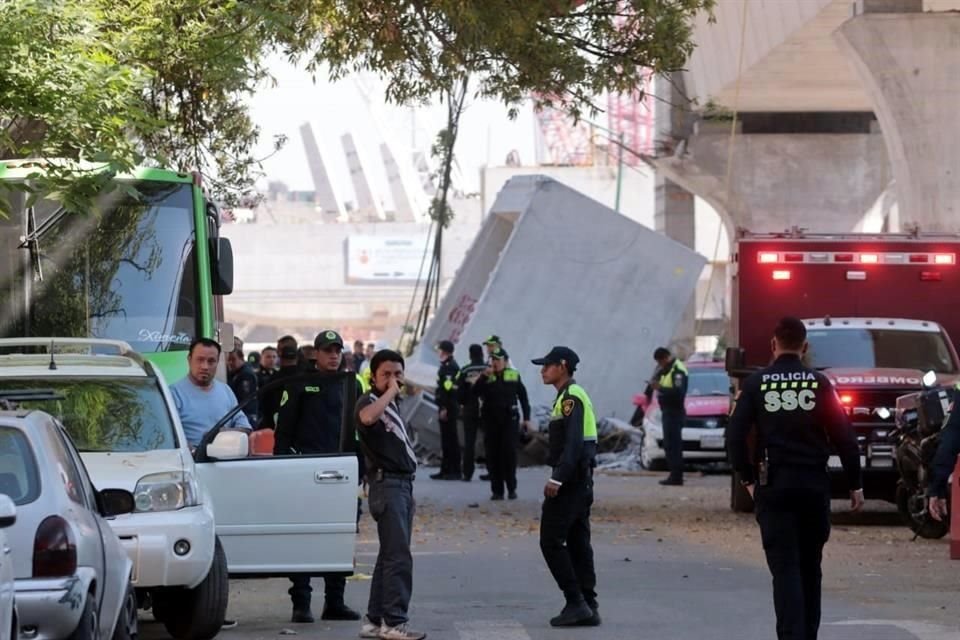 Una dovela de concreto que era transportada sobre el viaducto del Tren Interurbano cayó esta mañana.