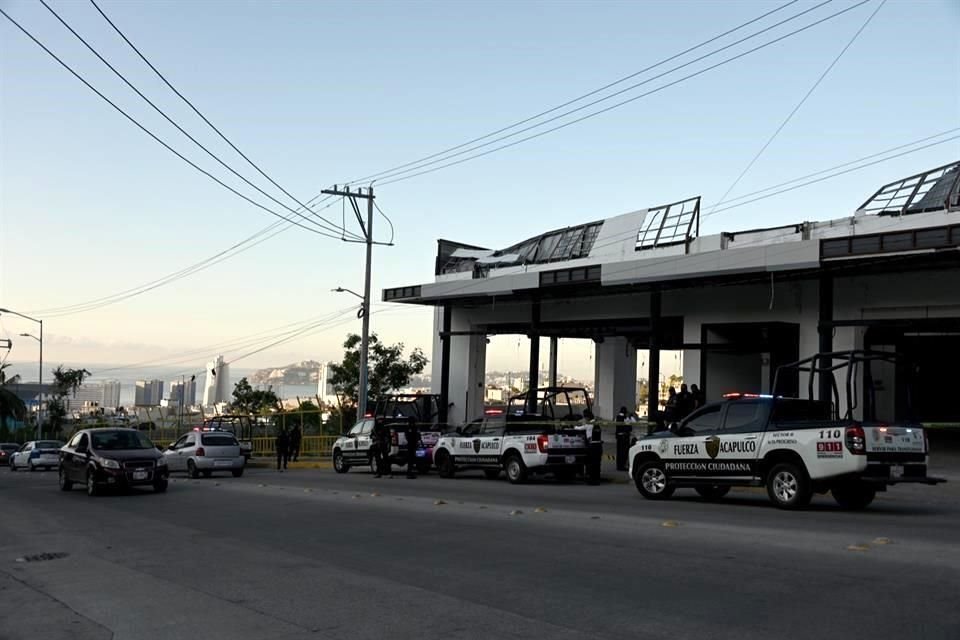 Fuerzas de seguridad en la avenida El Farallón, en Acapulco.