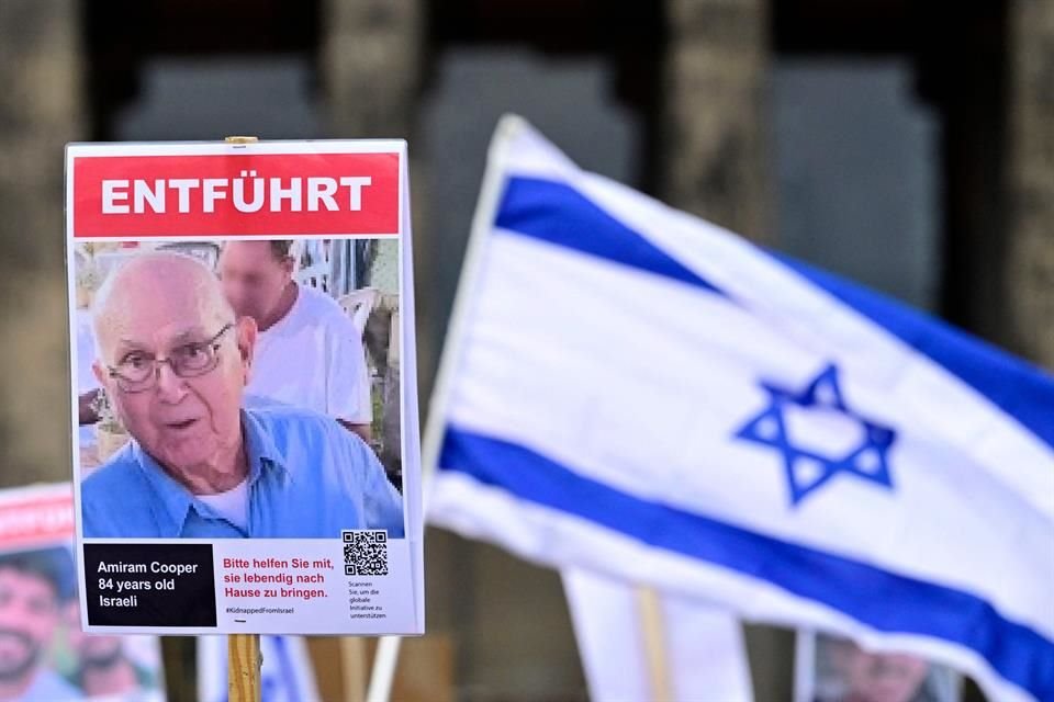 Manifestantes sostienen una foto de un rehén israelí capturado por Hamas en una marcha en Berlín, el 14 de enero del 2024.