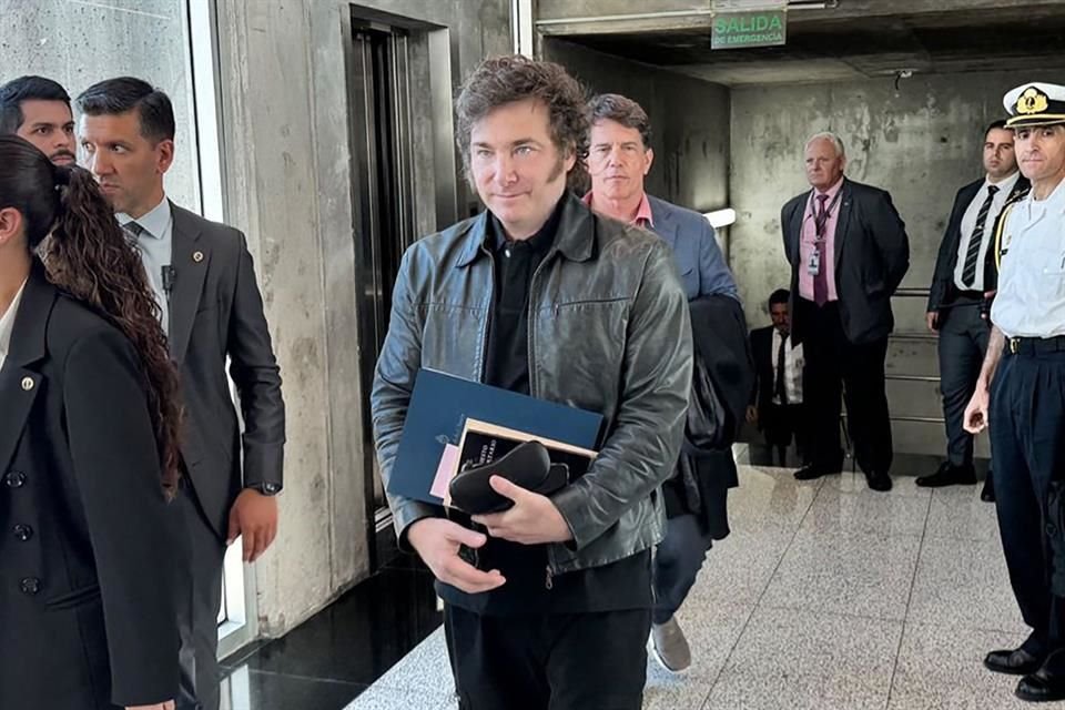 El Presidente de Argentina, Javier Milei, antes de abordar un vuelo a Suiza, en Buenos Aires, el 15 de enero.