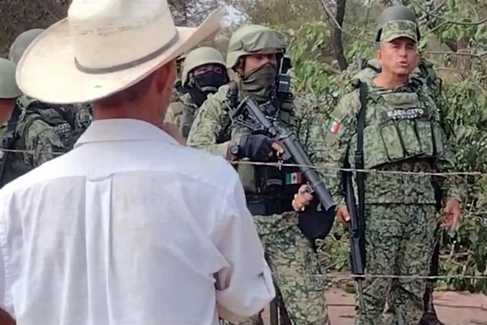 Un mando del Ejército intentó dialogar con los inconformes.