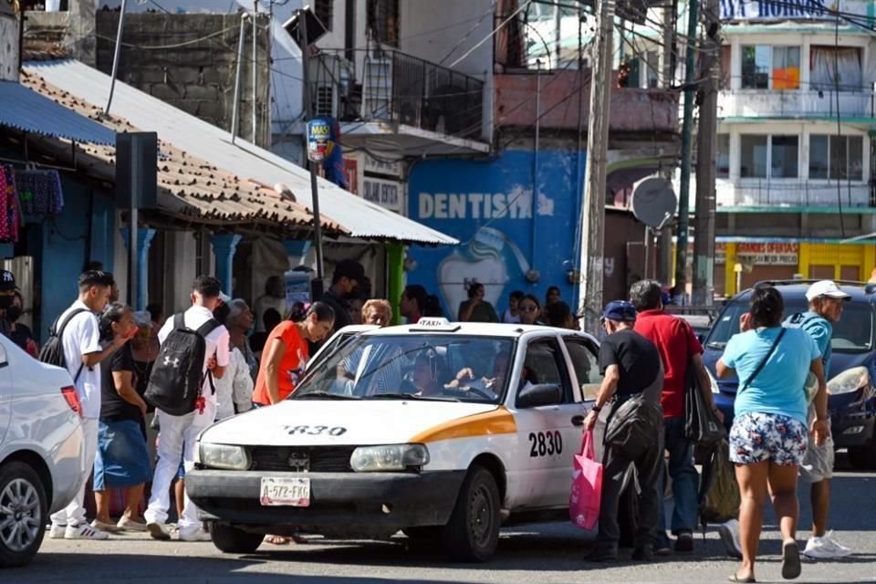 Taxista que dan servicio de la ruta jardín - centro son rodeados por ciudadanos que buscan llegar a sus domicilios.