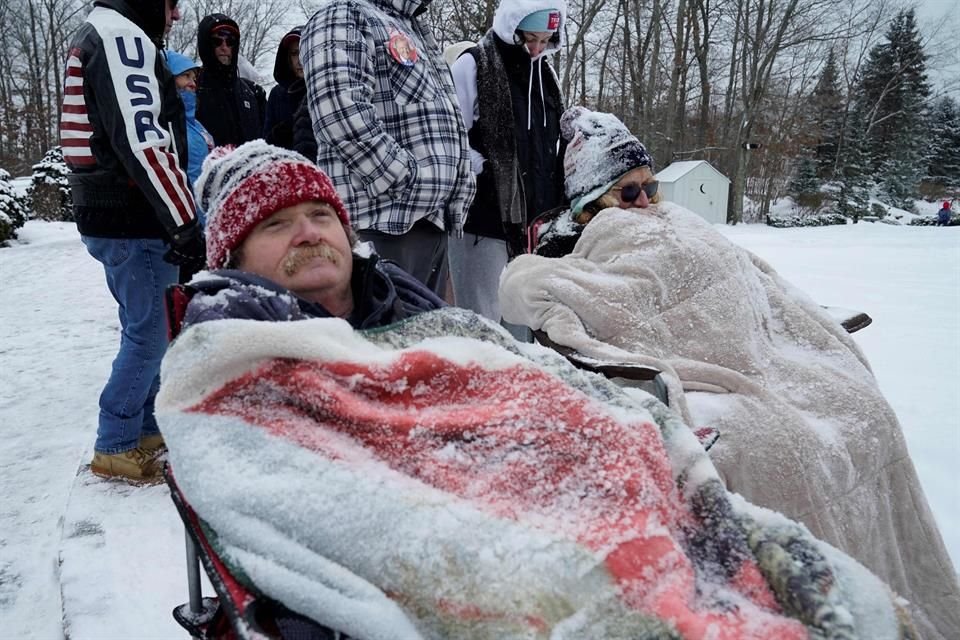 Seguidores de Trump hacen fila para ingresar a un evento del ex Presidente en Atkinson, New Hampshire.