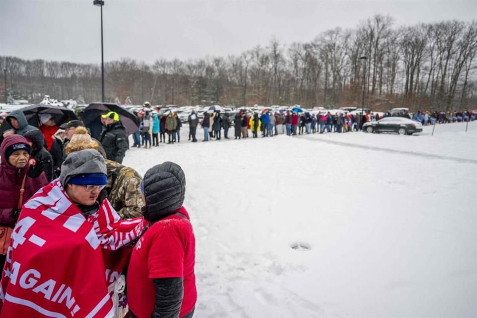 Seguidores hacen fila en la nieve antes de un evento del ex Presidente Donald Trump en New Hampshire, el 16 de enero del 2024.