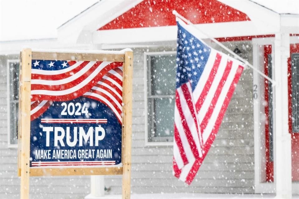 Un cartel que anuncia la campaña de Donald Trump visto en un jardín en Atkinson, New Hampshire.