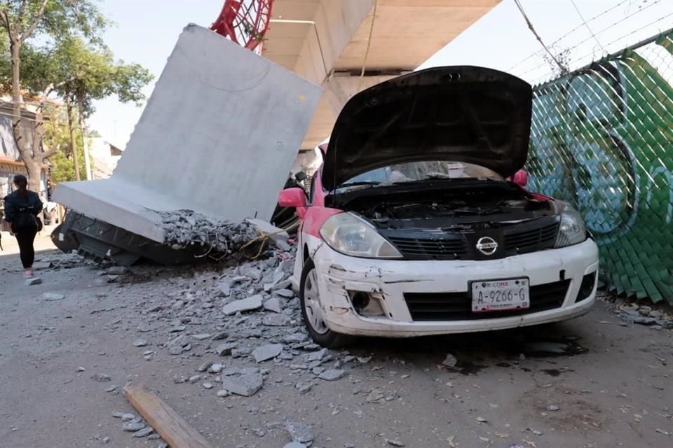 Los conductores del taxi y la camioneta tenían minutos de haber dejado sus vehículos debajo del viaducto elevado del Tren Interurbano.