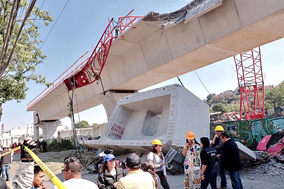 Una pieza de 90 toneladas que sería instalada en el viaducto elevado del Tren Interurbano México-Toluca cayó ayer sobre dos vehículos.