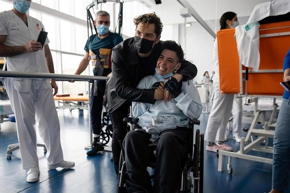 Bisbal también dio un show acompañado por sus músicos demostrando su felicidad ante los pacientes y personal médico.