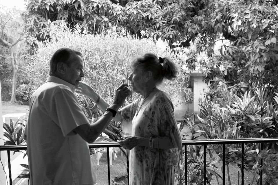 José Agustín y Margarita Bermúdez, su esposa, en el jardín de su refugio en Morelos.