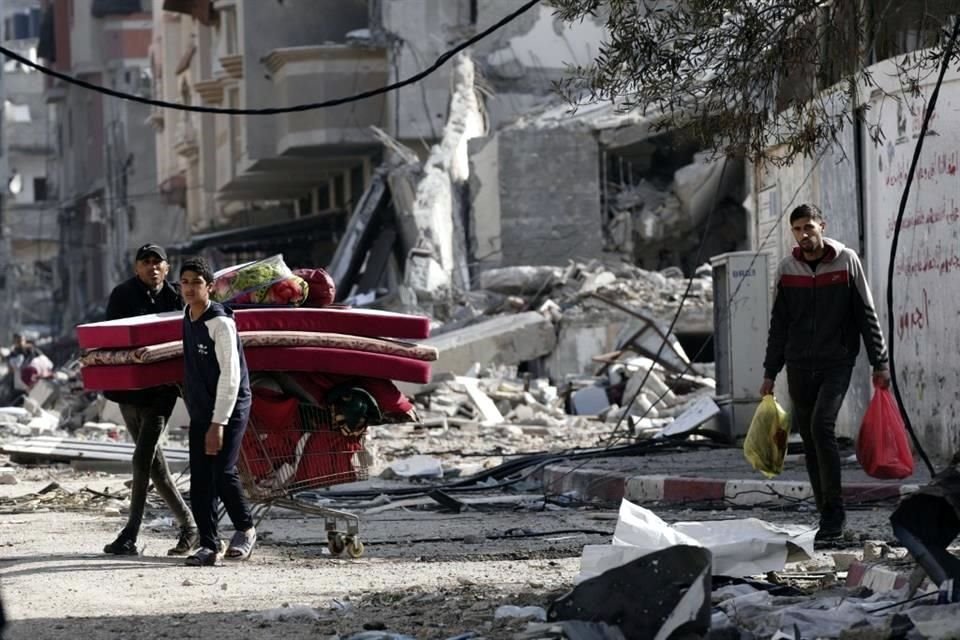 Palestinos caminan por zonas destrozadas por bombardeos israelíes en el campo de refugiados de Nusseirat, en la Franja de Gaza.