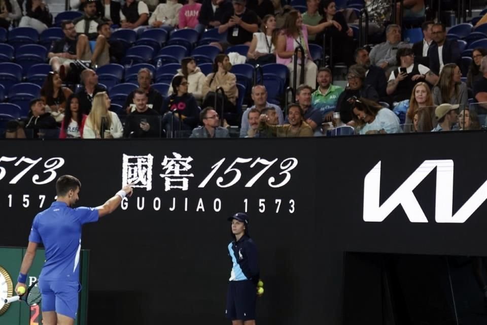 Novak Djokovic apunta hacia un espectador durante el partido contra Alexei Popyrin en la segunda ronda del Abierto de Australia.