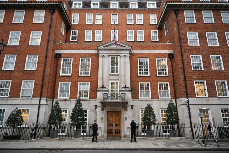 Guardias están afuera del hospital London Clinic donde se encuentra hospitalizada la Princesa de Gales.