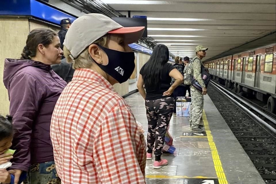 En el Metro de la Ciudad de México es común que personas usen cubrebocas, como parte de medidas preventivas ante el incremento de enfermedades respiratorias.