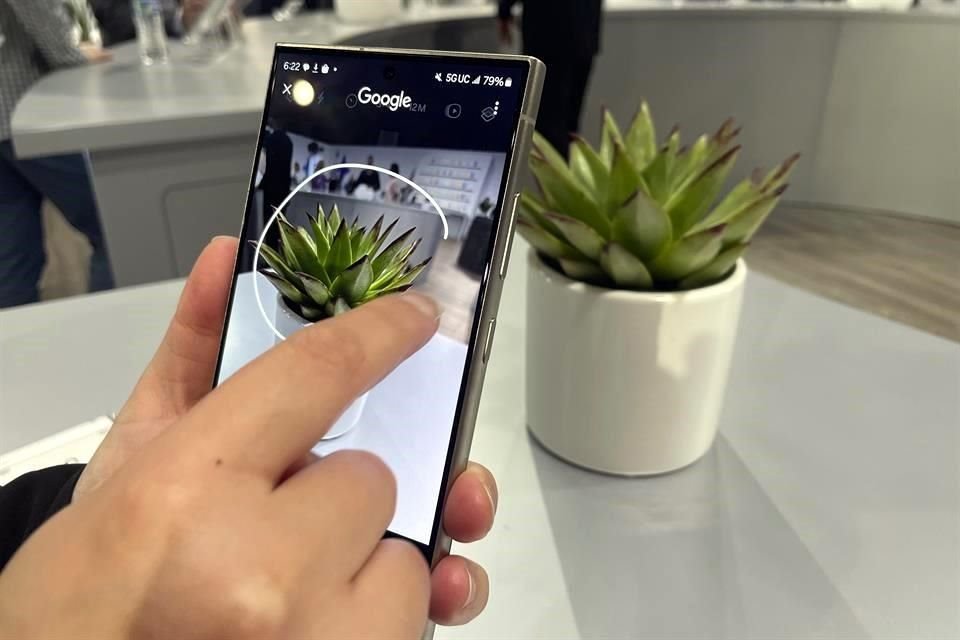 El Galaxy S24 también ofrece la función 'Círculo para Buscar', que permite buscar en Google cualquier parte de una imagen en la pantalla.
