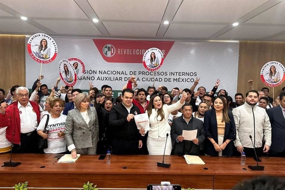 La actual diputada federal Cynthia López Castro llegó a las puertas de la sede nacional del PRI con batucada y carteles con su rostro enmarcado por los partidos PAN, PRI y PRD.