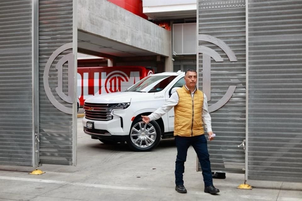 En esa camioneta blanca llegó Alexis Vega al Estadio Nemesio Diez.