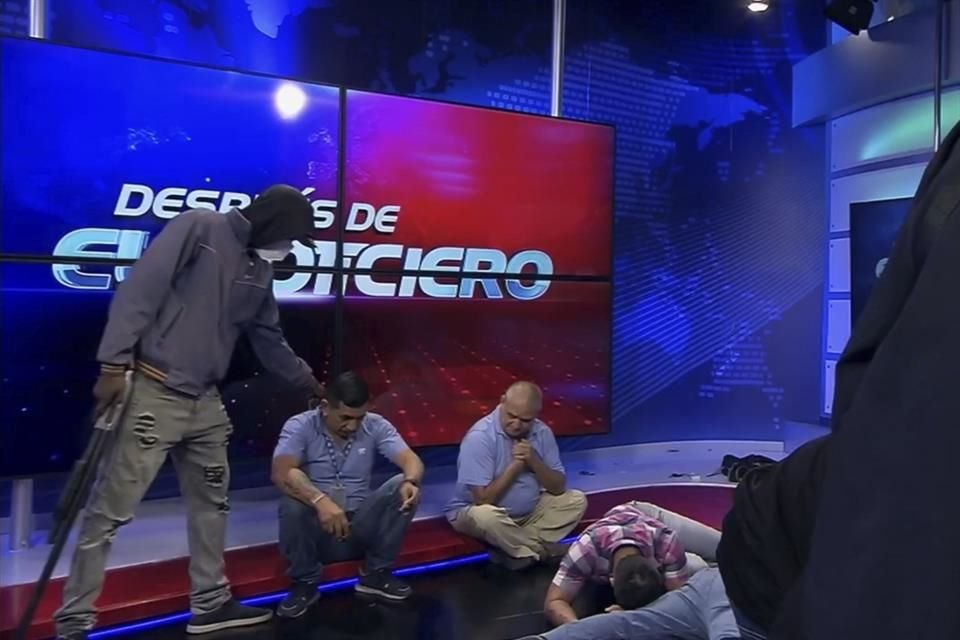 Hombres armados interrumpieron una transmisión en vivo de un programa de TC Televisión en Guayaquil, el 9 de enero del 2024.