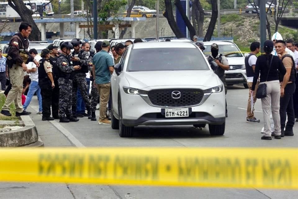 Un fiscal encargado de investigar el dramático asalto armado transmitido en vivo la semana pasada a una estación de televisión ecuatoriana fue asesinado a tiros.