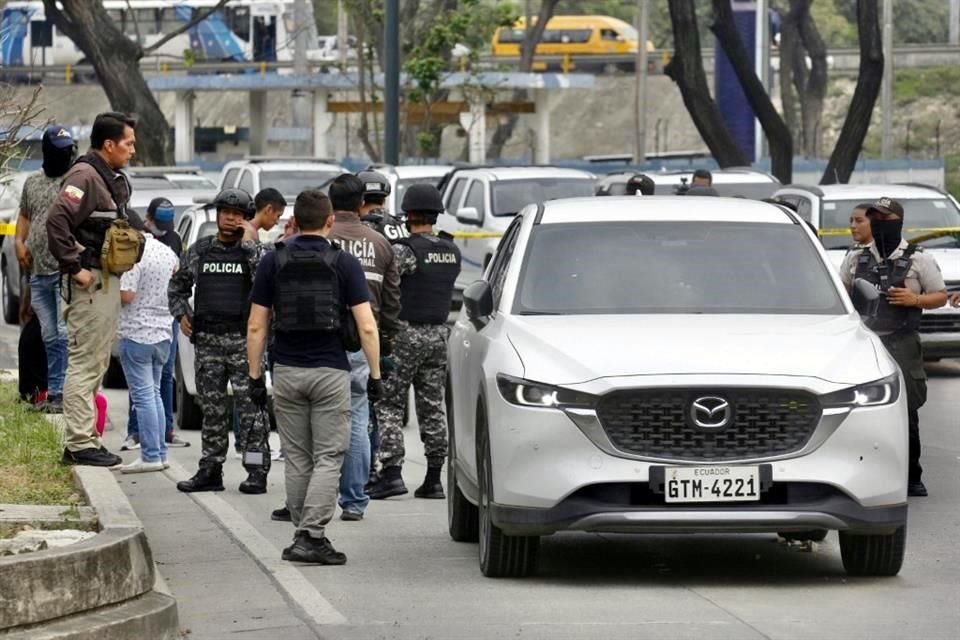 Miembros de la Policía Nacional permanecen en el lugar donde el fiscal César Suárez fue asesinado a tiros en Guayaquil, Ecuador.