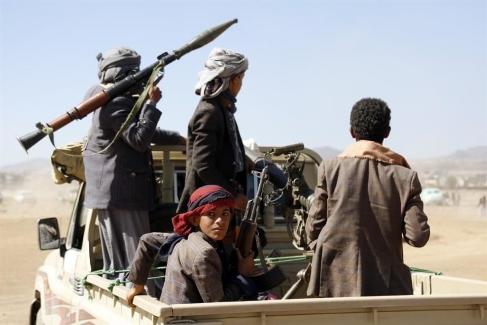 Combatientes hutíes protestan contra los ataques de Estados Unidos y Gran Bretaña en sitios militares operados por el grupo cerca de Saná, Yemen, el 14 de enero de 2024.