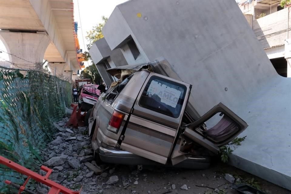 La camioneta fue aplastada por una pieza de 90 toneladas que cayó de la obra del Tren Interurbano.