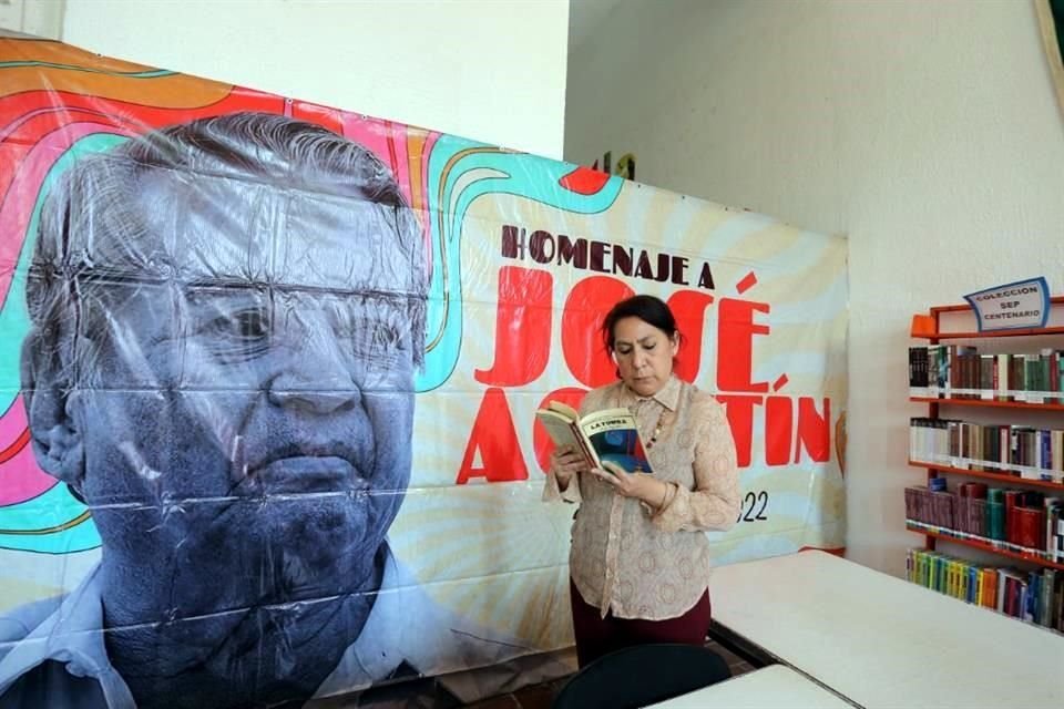 En la Biblioteca Pública Abraham Rivera Sandoval, una manta honra a otro tipo de prócer, uno que renegó de pedestales y abrazó el desparpajo: José Agustín, fallecido este 16 de enero.