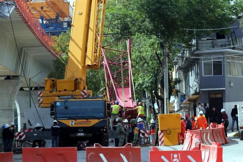 El tramo donde cayó la dovela se mantiene vigilado por elementos de seguridad.