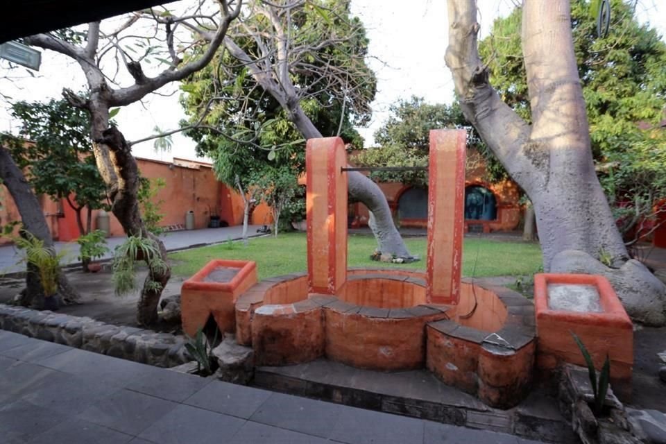 En la casona llegaron a congregarse, entre muchos otros, Gonzalo Celorio, Hernán Lara Zavala, Enrique Serna, Juan Villoro, Carmen Boullosa, Laura Esquivel y Josefina Estrada.