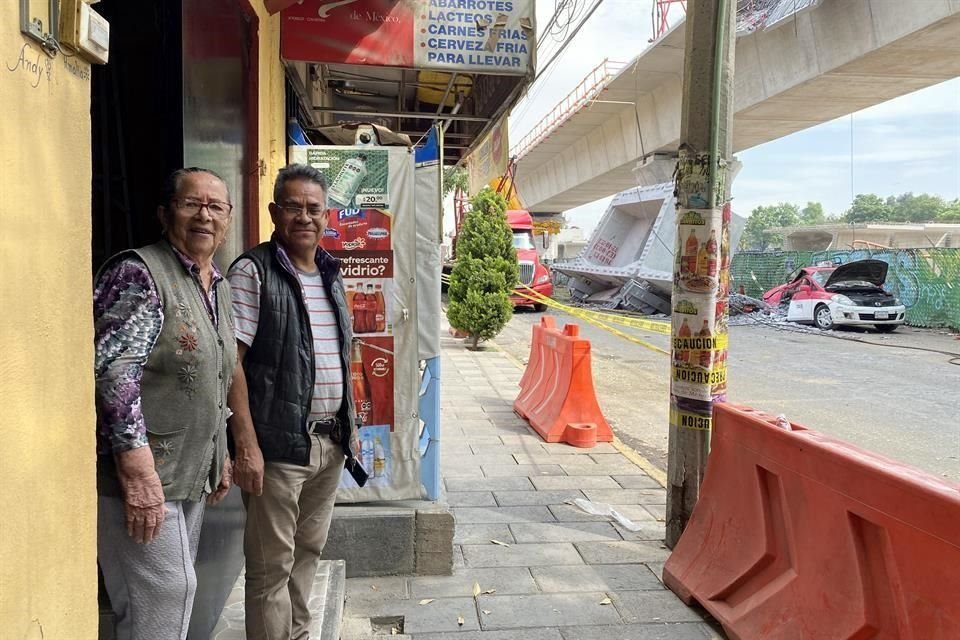 Los señores Hernández, frente a la dovela de 90 toneladas que cayó.