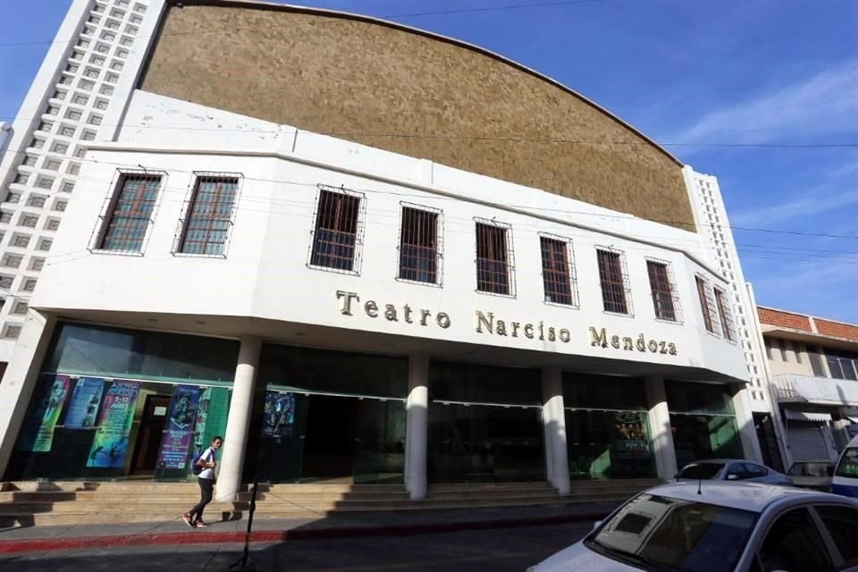 En lo que era el Cine Narciso Mendoza, ahora convertido en teatro, el escritor estrenó su película 'Ya sé quién eres (te he estado observando) (1971)', a todo lujo.