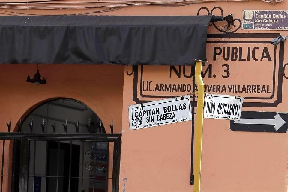 La ciudad retiene, también, los nombres de las calles que evocan al sitio de Cuautla (1812), como 'Bollas sin Cabeza' y 'Niño Artillero', un detalle que el autor juzgaba 'surrealista'.