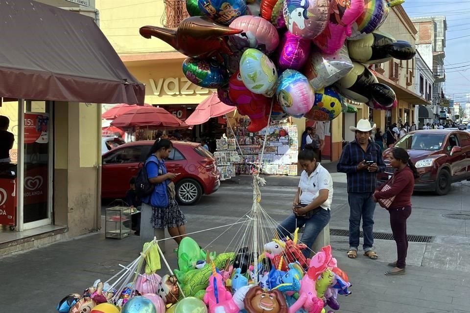 Los boleros y vendedores de globos que el escritor tanto admiraba siguen ahí también, como un testimonio de que la ciudad es, esencialmente, la misma.