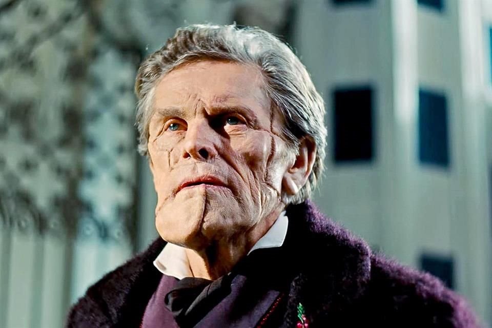 Willem Dafoe interpreta a un doctor.