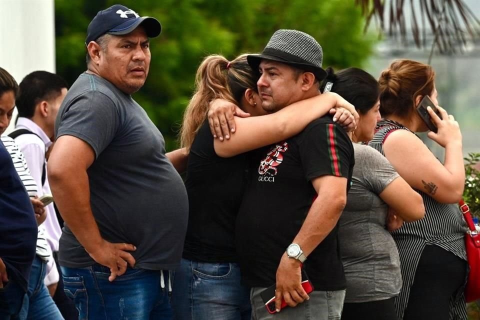 Familiares del fiscal asesinado César Suárez se reunieron ayer a las afueras de una morgue en la ciudad de Guayaquil.