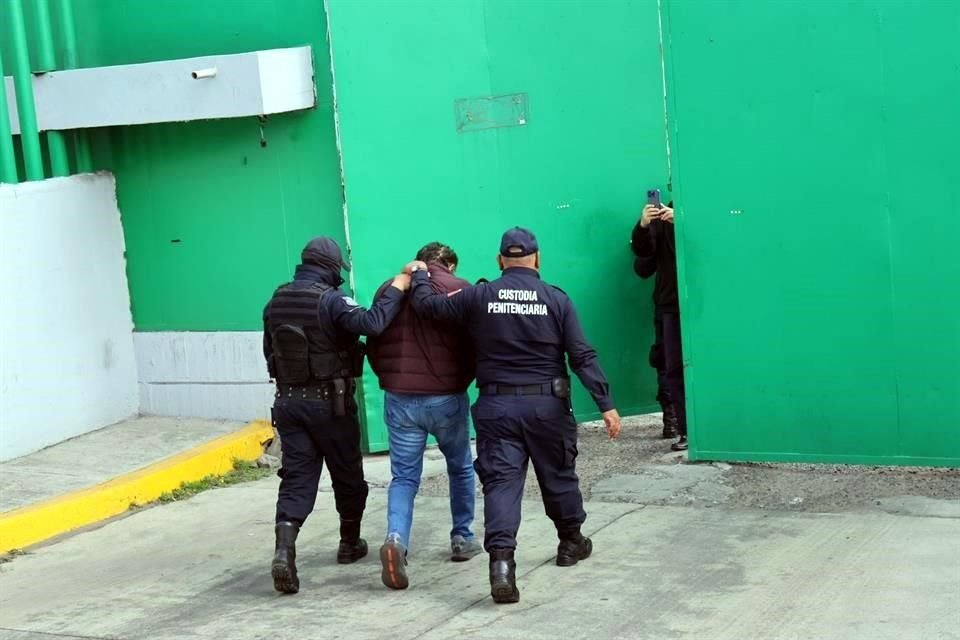 Martínez entró a pie, acompañado de dos guardias de Seguridad Penitenciaria.