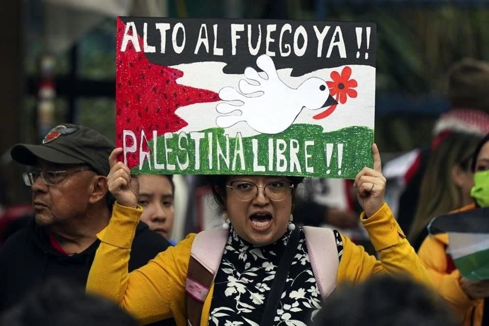 Una manifestante durante una protesta a inicios de este mes contra el conflicto Israel-Hamas afuera de la Embajada de Estados Unidos en la Ciudad de México.