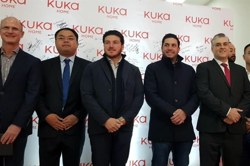 De izq a Der. Matt Harrison y Daniel Zhao, de Kuka Home; el Gobernador Samuel García; Raúl Cantú, alcalde de Salinas Victoria, e Iván Rivas, Secretario de Economía de NL