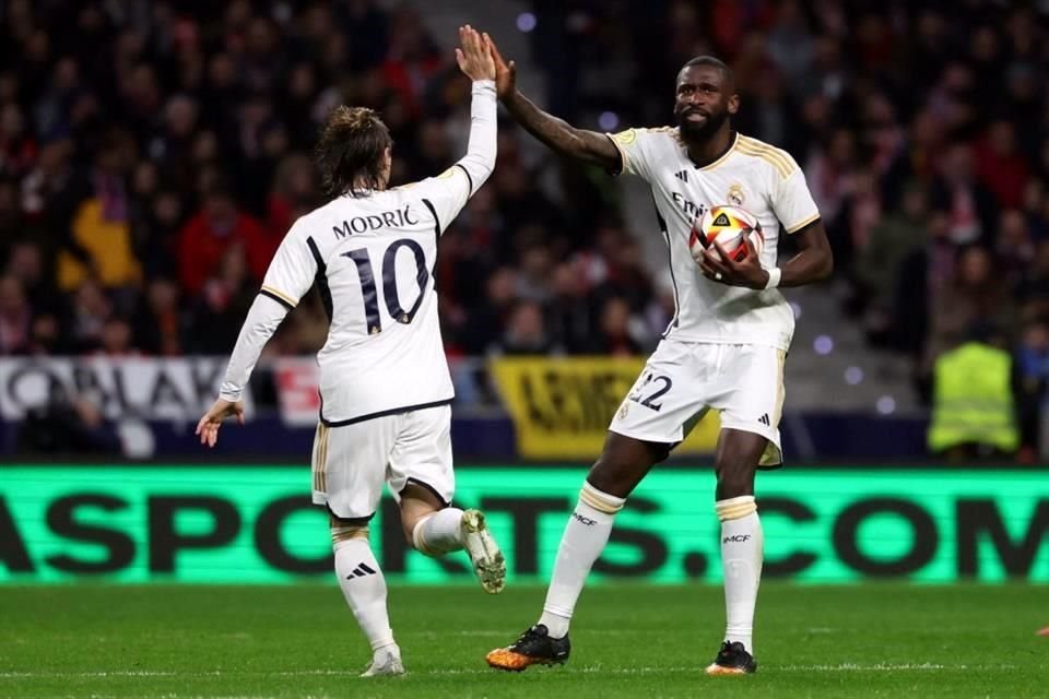 Antonio Rüdiger y Luka Modrid celebrando el autogol de Oblak.