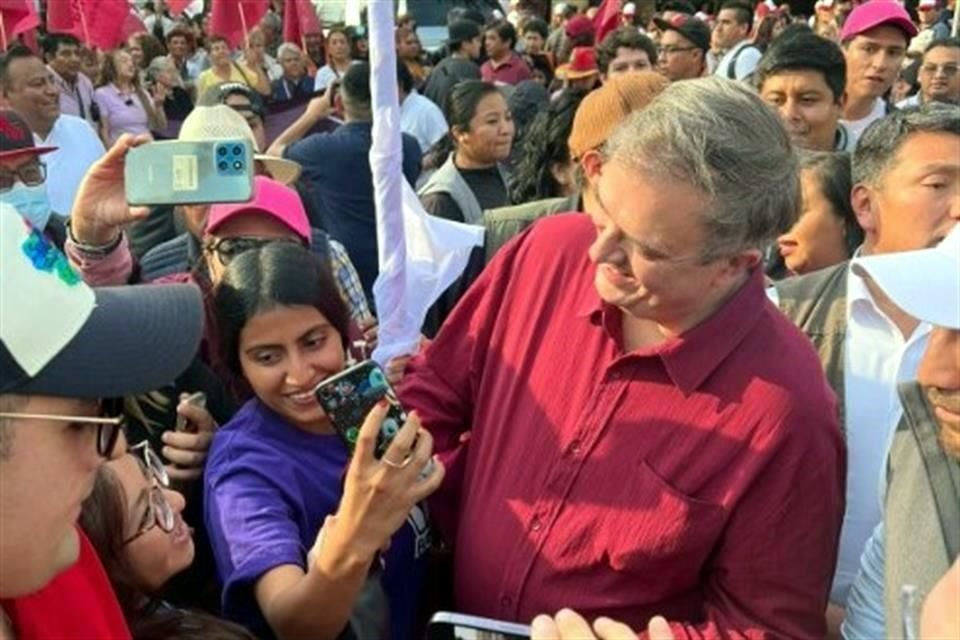 Tras meses de no aparecer en eventos de Morena, el ex aspirante presidencial Marcelo Ebrard acudió este jueves a cierre de precampaña de Claudia Sheinbaum.