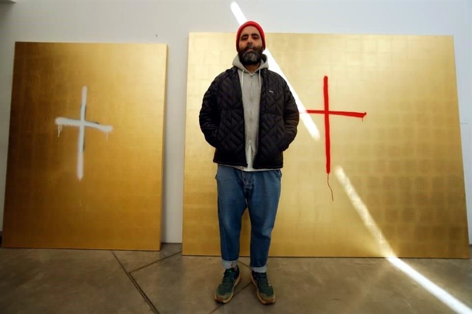 Para su exposición en el MUNAL, Stefan Brüggemann recurre a una técnica de contraste entre el dorado que suele distinguir a las piezas de arte sacro y el trazo de dos líneas con spray.