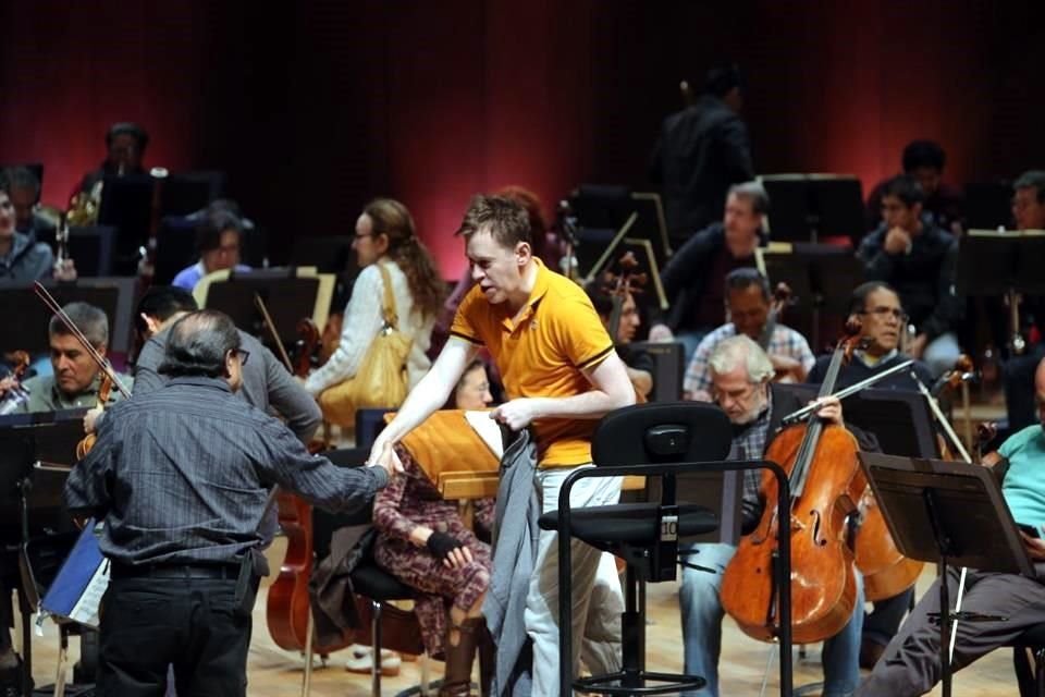 El director de orquesta Sylvain Gasançon cumple un año al frente del ensamble universitario, a cuyos músicos considera no sólo sus colegas sino sus amigos.