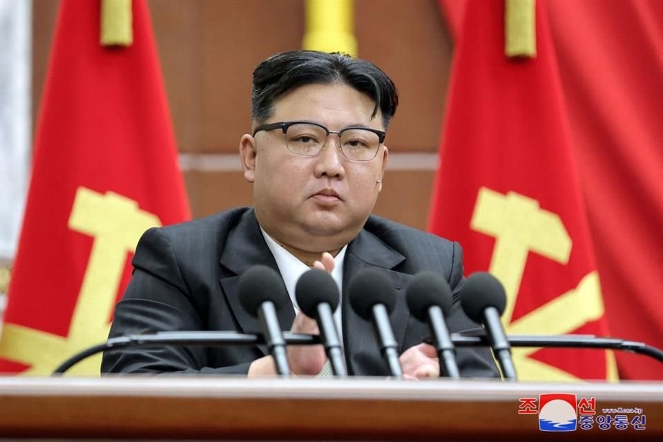 El líder de Corea del Norte hablando en las oficinas de su partido en Pyongyang.
